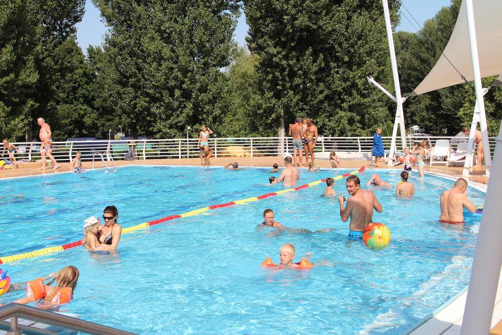 Happy Camp Mobile Homes In Balatontourist Fuered & Kemping 2*